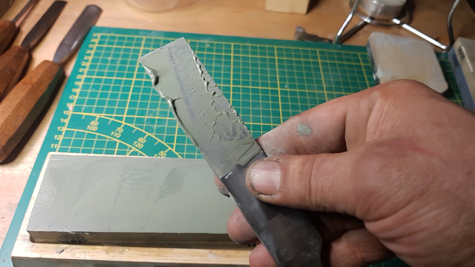 Een te zachte wetsteen bekom je te veel aan slijpslib. voorkom dit door een hardere steen te gebruiken.